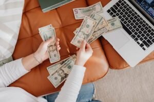 O Tolo Gasta Tudo Que Ganha: Lições Bíblicas Para Sua Vida Financeira