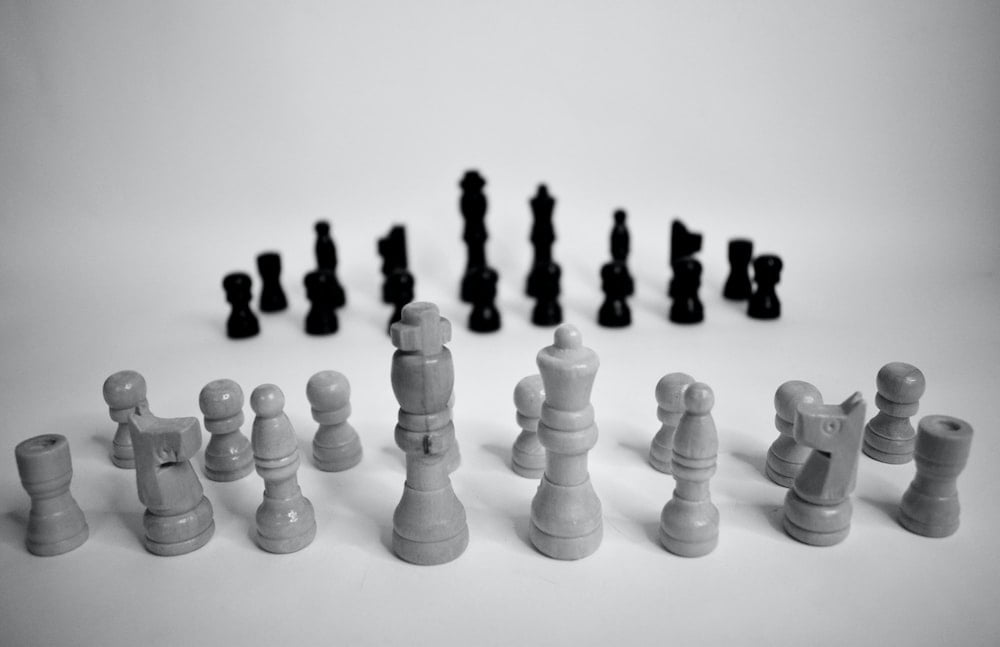 peça de xadrez branca e preta