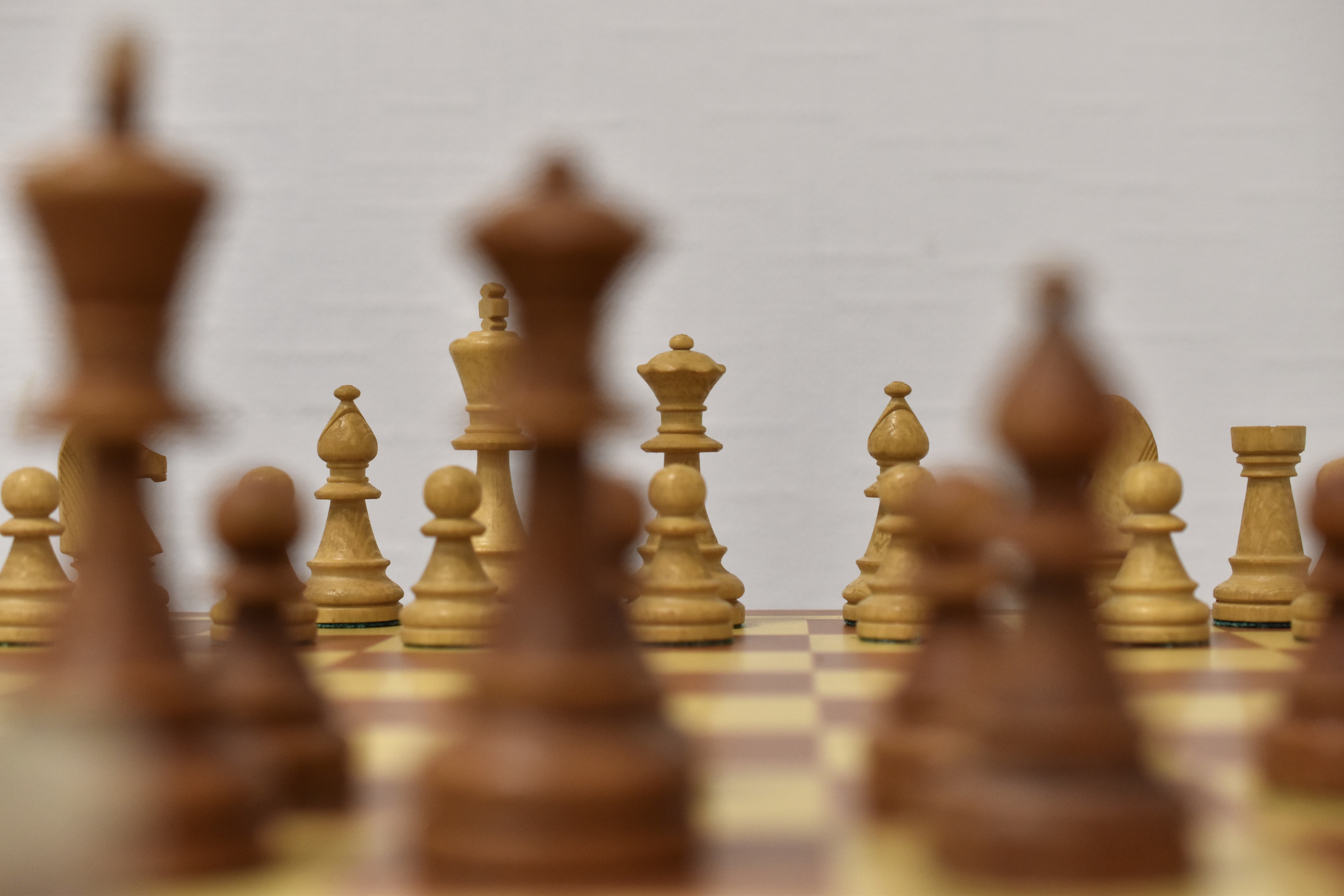 peça de xadrez marrom na superfície branca